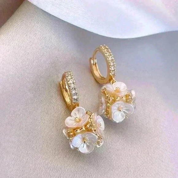 S925 Sterling Silver Gold Plated Rhinestone Shell Flower Huggie Hoop Earrings - Picture 1 of 2
